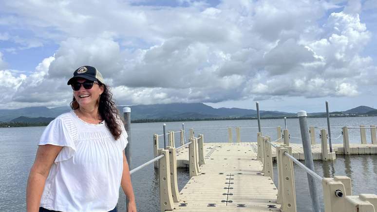 Angelina Ruiz Lambides, coordenadora de investigação do CPRC, na ponte flutuante que liga Cayo Pequeno ao resto da ilha