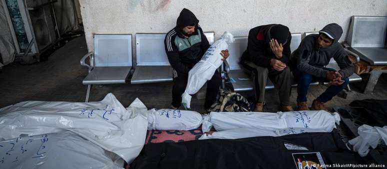 Palestinos choram por crianças mortas por bombardeios de Israel em Gaza
