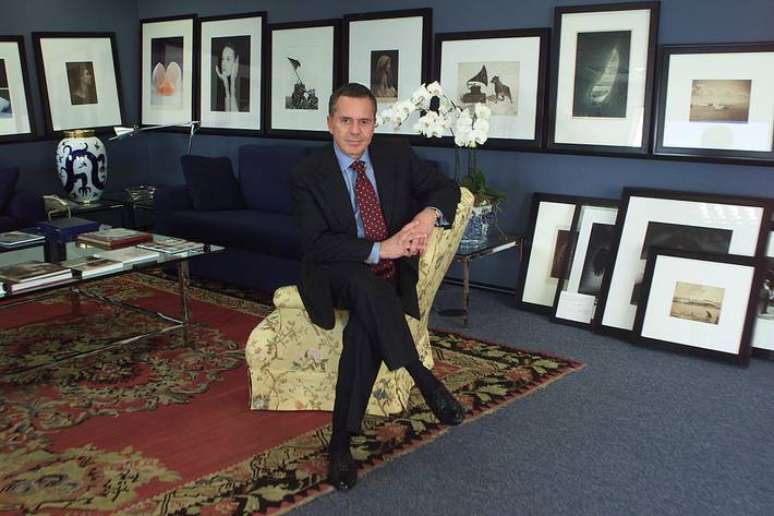 O ex-presidente do Banco Santos, Edemar Cid Ferreira, posa com sua coleção de fotos em 2004.