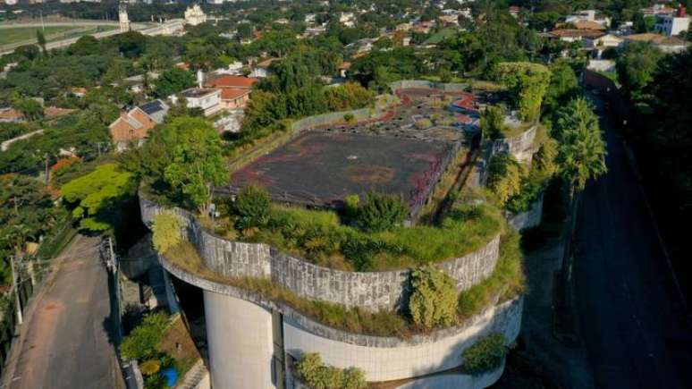 Fotografia de abril de 2023 mostra a mansão que era do ex-banqueiro Edemar Cid Ferreira. Residência degradada pelo tempo e pelo abandono, depois que empresário foi despejado.