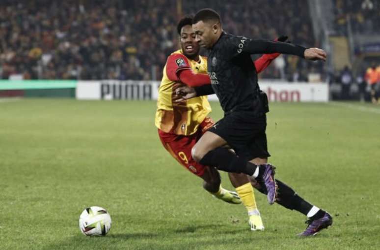 Sameer Al-Doumy / AFP - Legenda: Mbappé marcou um dos gols da vitória do PSG sobre o Lens por 2 a 0 -