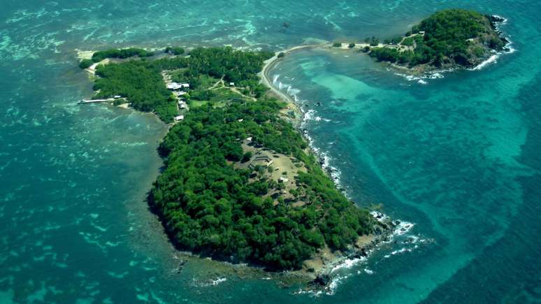 Imagem aérea mostrando como era Cayo Santiago em 2008. O trecho que liga a maior parte do território a Cayo Pequeno desapareceu após o furacão María em 2017