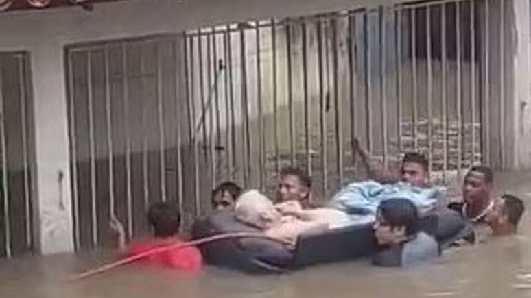 Heavy rains flood the streets in Rio and leave two people missing