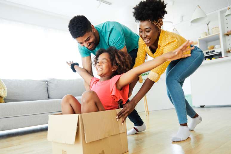&Eacute; poss&iacute;vel se divertir com as crian&ccedil;as sem sair de casa 