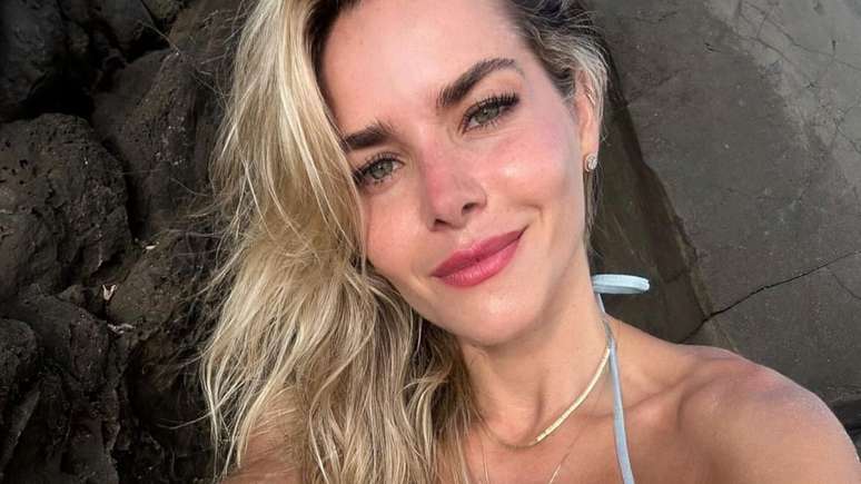 Monique Alfradique surprises by wearing a thin bikini during a day at the beach