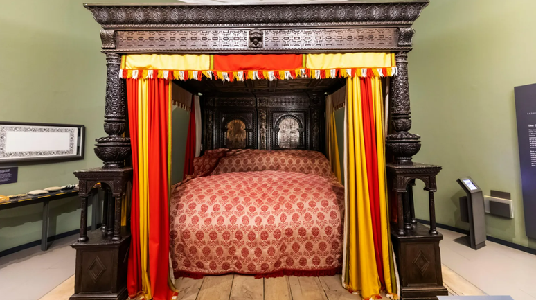 A Grande Cama de Ware foi uma atração turística popular por séculos e chegou a ser mencionada por Shakespeare. Seu tamanho é suficiente para abrigar quatro casais. Hoje, ela faz parte da coleção do Museu Victoria & Albert, em Londres