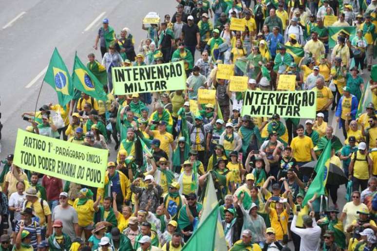 Atos golpistas pedem interven&ccedil;&atilde;o militar em 8 de janeiro de 2023.