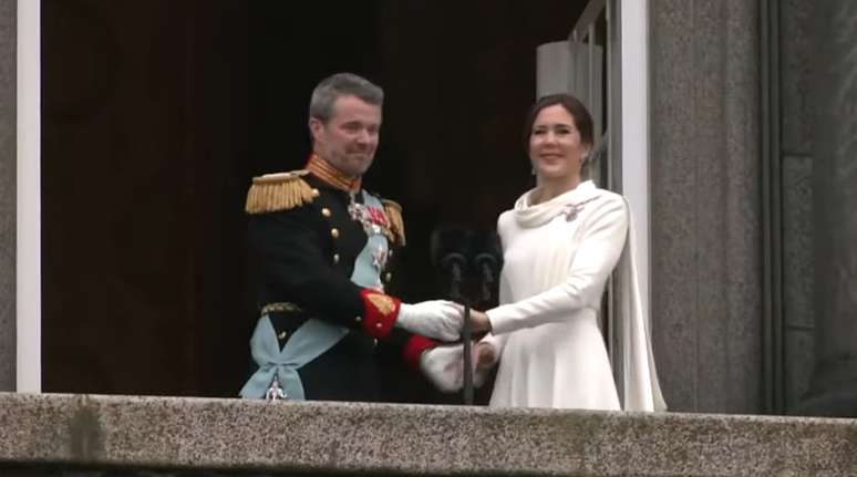 O rei e a rainha da Dinamarca na primeira aparição pública após a proclamação, em balcão de palácio de Copenhagen