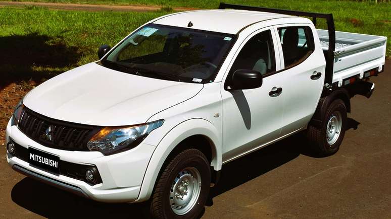 Mitsubishi L200 Triton com caçamba da Facchini