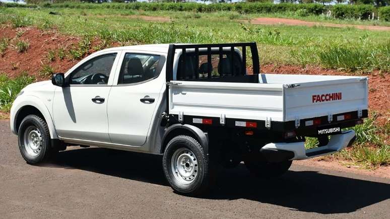 Mitsubishi L200 Triton com caçamba da Facchini