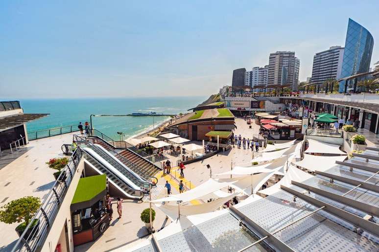 Shopping Larcomar, em Miraflores: compras a céu aberto e vista para o Pacífico