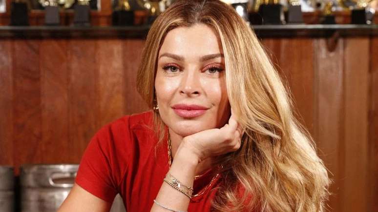 At 41, Grazi Massafera shows off her toned body wearing red lingerie