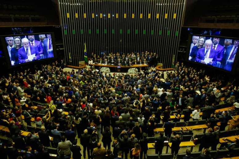 O presidente da República Luiz Inácio Lula da Silva participa da sessão solene de promulgação da PEC da reforma tributária realizada no plenário da Câmara dos Deputados no Congresso Nacional em 20 de dezembro