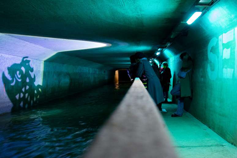 Dez metros abaixo do solo, você pode caminhar ao longo do Rio Senne, canalizado no século 19 devido a poluição extrema