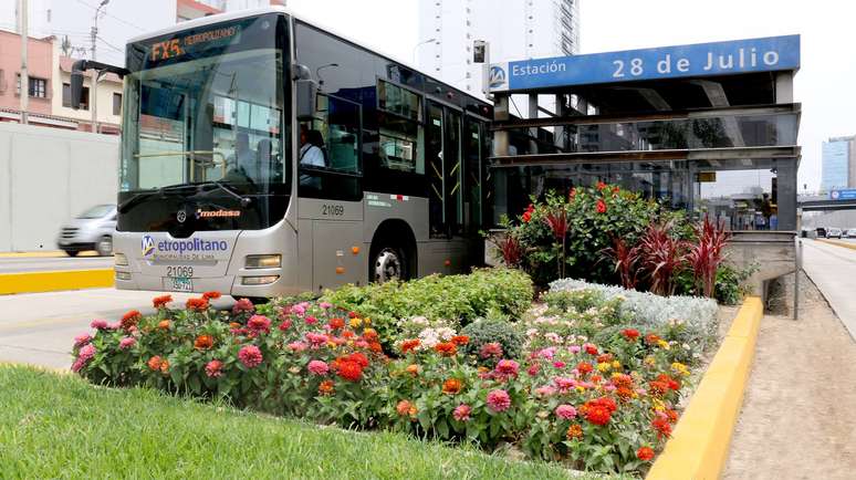 Gentilezas urbanas: o ônibus Metropolitano atende bem o visitante, sobretudo a linha C. A cidade é repleta de jardins impecáveis