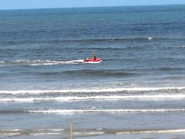 Bombeiros de Bertioga continuam as buscas por um banhista que desapareceu no mar, na Praia de Enseada; ele foi arrastado por uma corrente de retorno