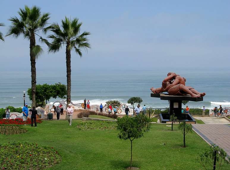 Love is in the Parque del Amor, que fica no alto da falésia e com vista para o Pacífico