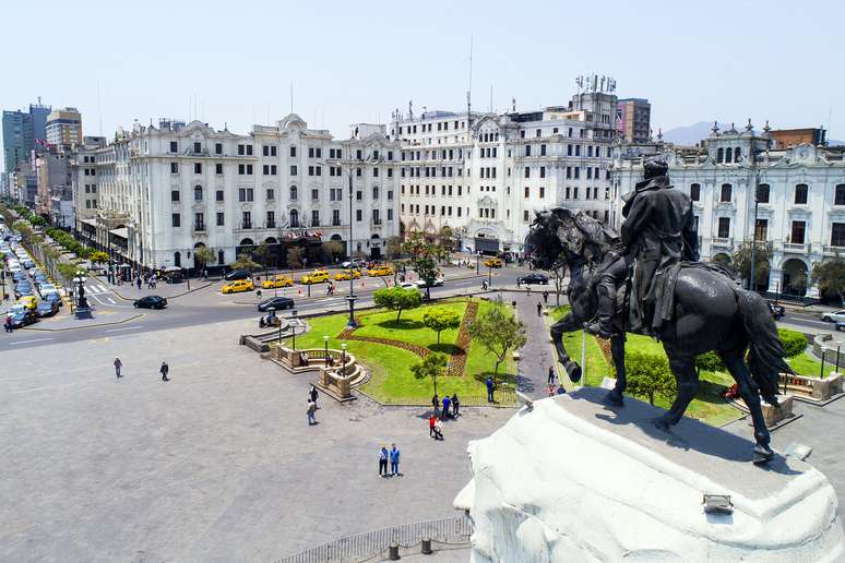 A estátua de José San Martín e os táxis amarelos em frente ao Gran Hotel Bolívar, que é uma ótima parada para beber um pisco sour