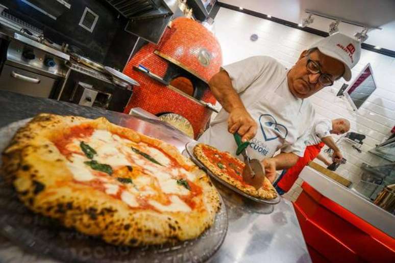 Pizzaiolo trabalha em Nápoles, na Itália