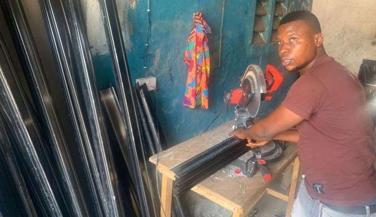 Komba Johnbull est&aacute; feliz por seus filhos n&atilde;o sofrerem com pobreza