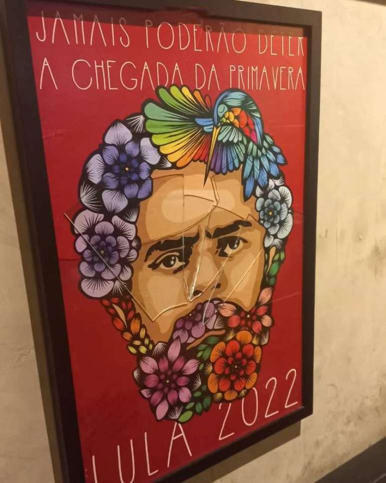 Quadro com desenho do presidente Lula teve o vidro despedaçado após soco de homem