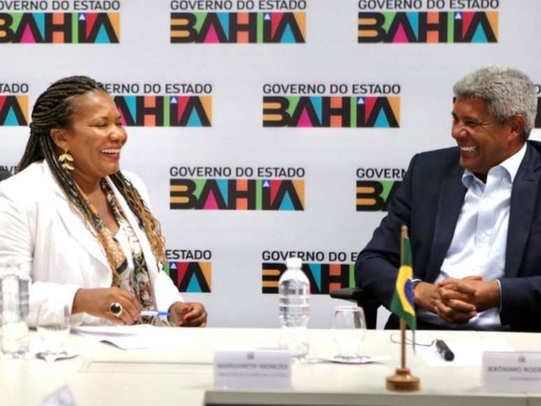 A imagem mostra a ministra Margareth Menezes, mulher negra, ao lado do governador Jerônimo Rodrigues, homem negro, em reunião na última sexta-feira (12).