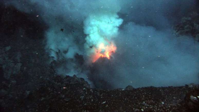 Os vulcões submarinos do Platô da Fronteira da Melanésia são responsáveis pela criação de ilhas até os dias atuais (Imagem: NSF/NOAA)