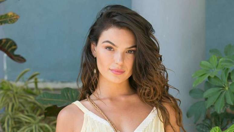 Isis Valverde opens the photo album with her son and is enchanted