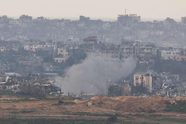 Fumaça em Gaza vista do sul de Israel