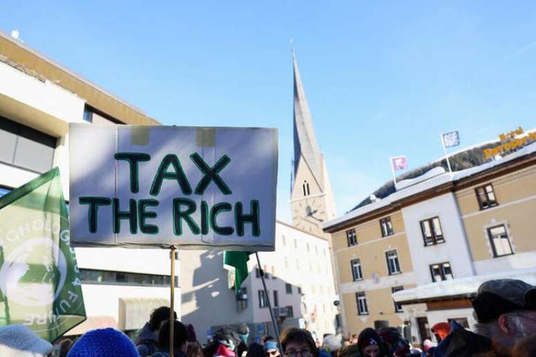 Ativistas em Davos cobram que ricos paguem mais impostos
14/01/2024
REUTERS/Denis Balibouse