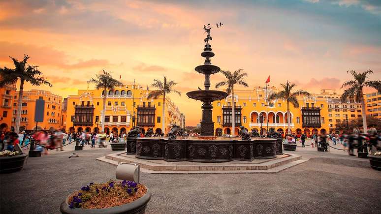 Plaza Mayor e, ao fundo, o Palácio Municipal, sede da prefeitura