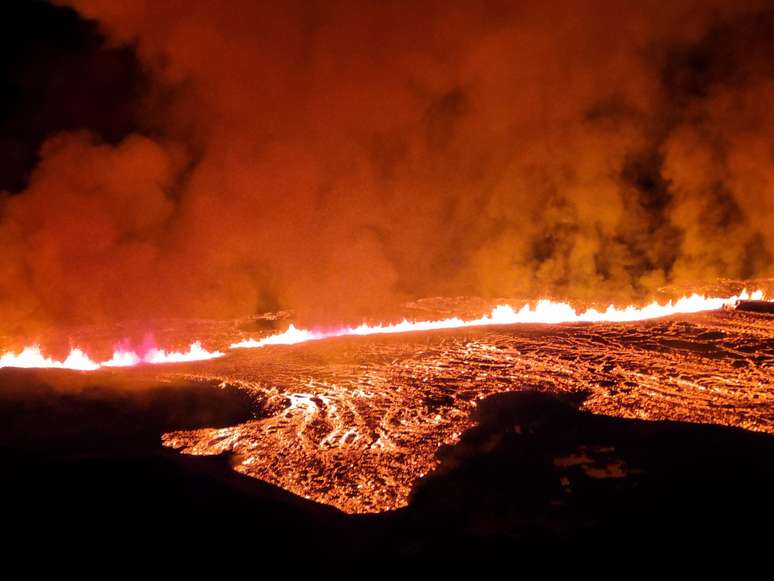 Segunda erupção de vulcão em menos de um mês na Islândia destrói casas