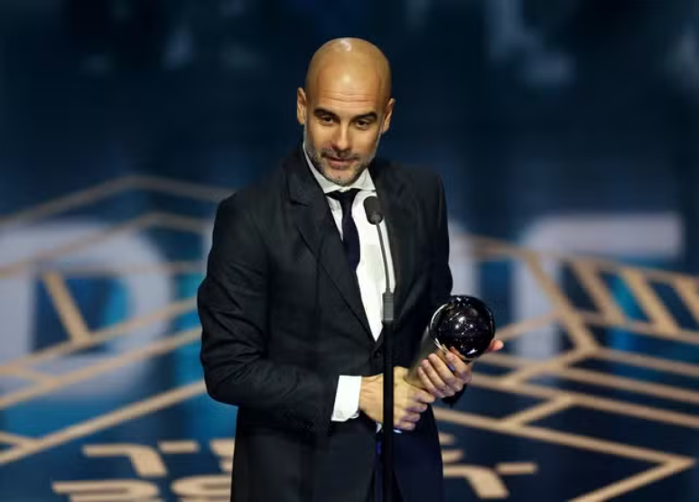 Pep Guardiola com o Fifa The Best 