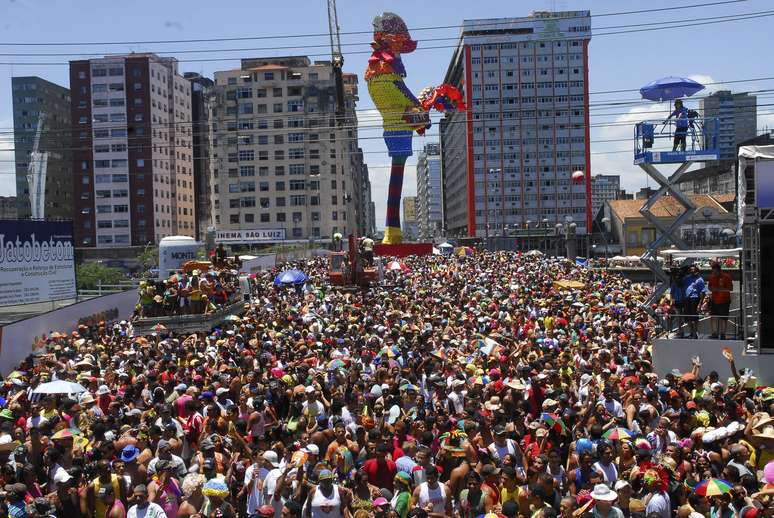 Ícone do Carnaval pernambucano, escultura do 'Galo da Madrugada' tem 28 metros de altura