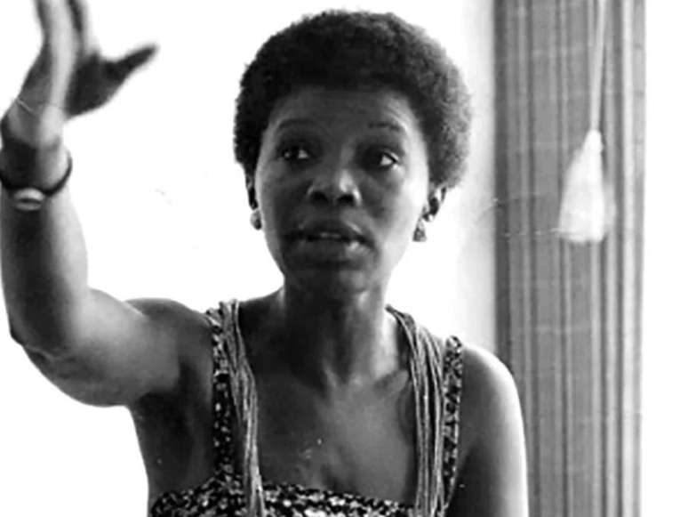 A imagem mostra Beatriz Nascimento, uma mulher negra, pesquisadora e historiadora.