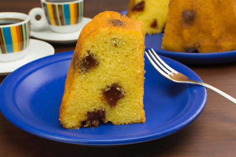 Bolo de fubá com goiabada 