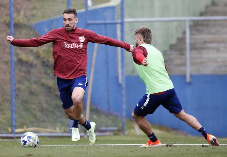 O zagueiro Léo Ortiz voltou aos treinos junto com o elenco do Red Bull Bragantino. 