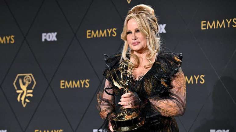'N&atilde;o desista do seu sonho!', disse Jennifer Coolidge ao receber o pr&ecirc;mio de melhor atriz coadjuvante em s&eacute;rie dram&aacute;tica por seu papel em 'The White Lotus'