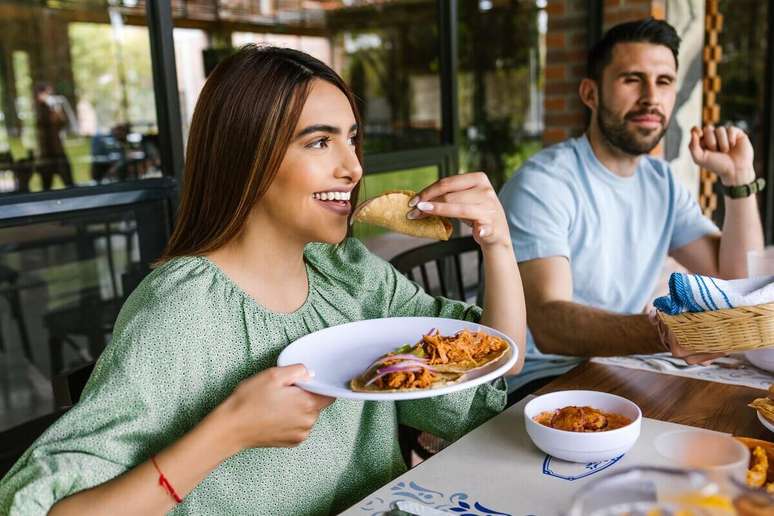 Comer ajuda a liberar serotonina e reduzir a ansiedade 