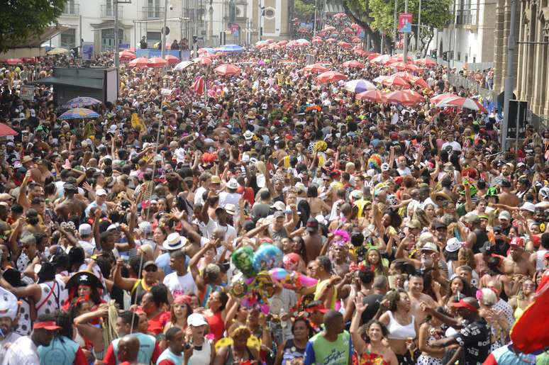 Bloco Cordão da Bola Preta desfila pelas ruas cariocas desde 1918