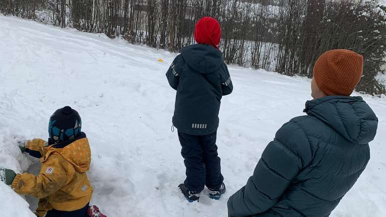 Felipe brinca com os filhos mais velhos, Lukas e Erik, no inverno norueguês