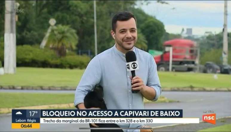 Cachorro invade a c&acirc;mera durante transmiss&atilde;o do Bom Dia Santa Catarina e interrompe rep&oacute;rter Deivid Morona