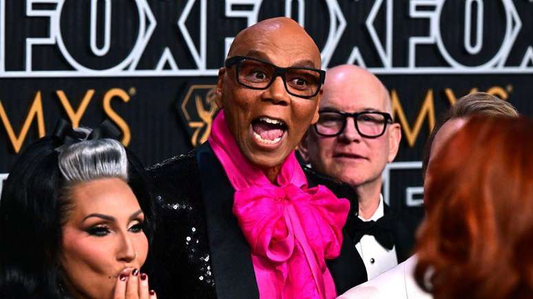 'Se uma drag queen tentar contar uma hist&oacute;ria para voc&ecirc; em uma biblioteca, ou&ccedil;a-a. Ou&ccedil;a as drag queens, porque conhecimento &eacute; poder', disse RuPaul ao receber o Emmy por seu show
