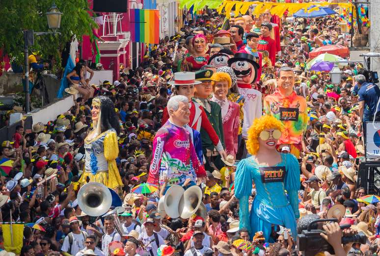 Desfile de Bonecos Gigantes encanta ruas de Olinda todos os anos