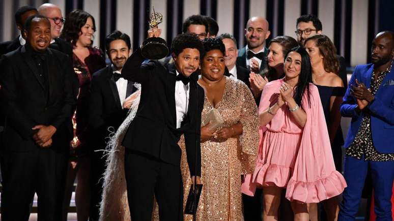 Trevor Noah e a equipe de 'The Daily Show With Trevor Noah', Emmy de melhor talk show.