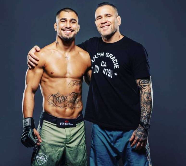 Diego (à direita) e o filho Gabriel, que também é lutador de MMA