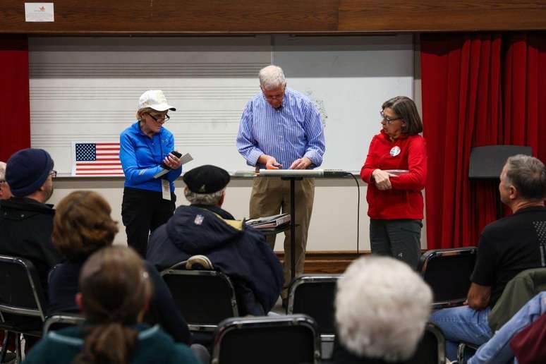 Diferente de outros estados, nas primárias republicanas em Iowa os eleitores se reúnem em seus distritos eleitorais no mesmo horário para ouvir discursos de representantes de campanha e preencher cédulas