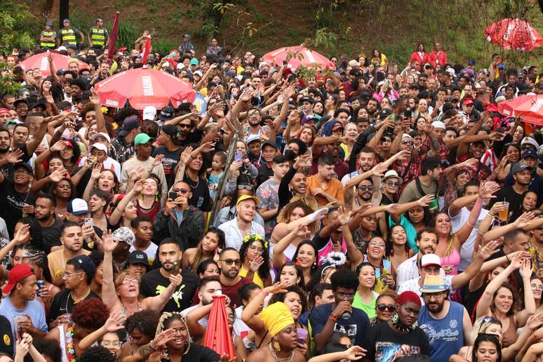 Bloco 'Quilombo Lab', na Zona Norte, agita foliões com rap e funk