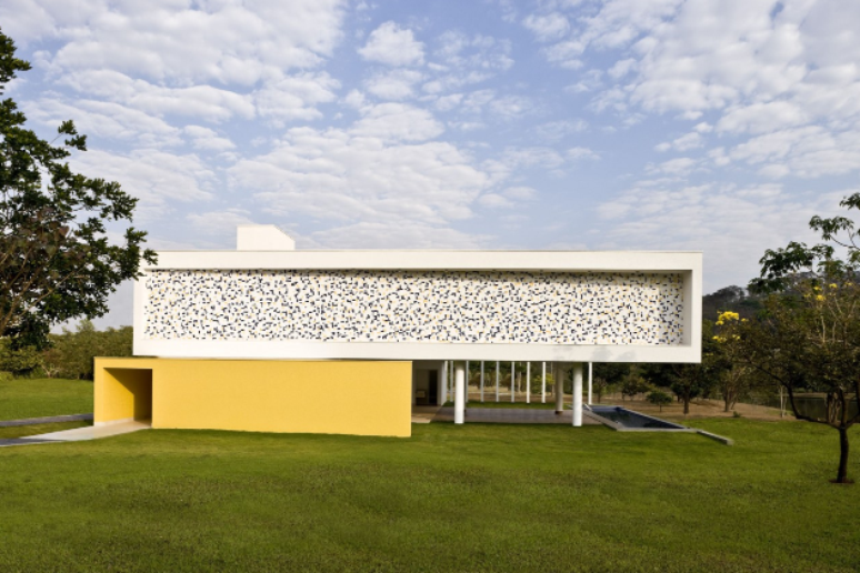 23. Cores para área externa: Casa do Boi, em Goiânia, se integra perfeitamente ao terreno sem agredir a natureza – Projeto: Leo Romano | Foto: Edgar César