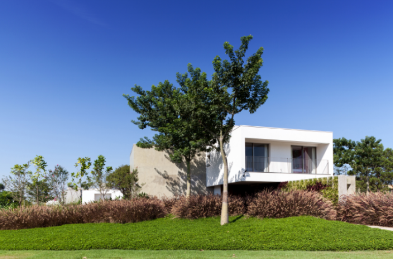 1. Cores para área externa: Casa do Bosque em Itu foi projetada especialmente para um casal que ama design contemporâneo – Projeto: Consuelo Jorge | Foto: Fran Parente